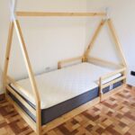 Cama Tipi con barandas horizontales ( Acabado natural )