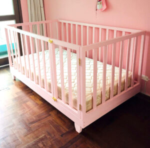 Cama cuna moon con puerta acabado gloss