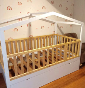 Cama cabaña blanca con cama auxiliar