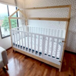 Cama cuna little house natural con barandas blancas