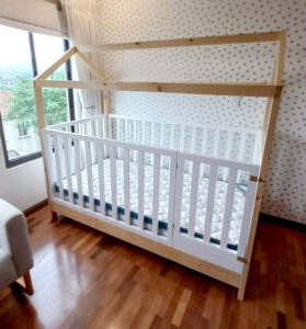Cama cuna little house natural con barandas blancas