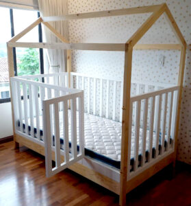 Cama cuna little house natural con barandas blancas - Imagen 2