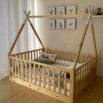 Cama Tipi con puerta en Acabado natural