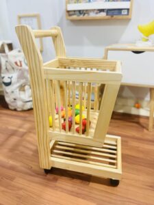 Carrito de compras de madera para niños - Imagen 2